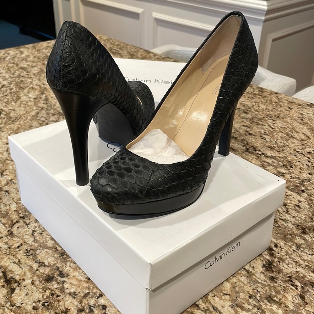 Calvin Klein Kendall Fish Skin Pumps Black size 8M